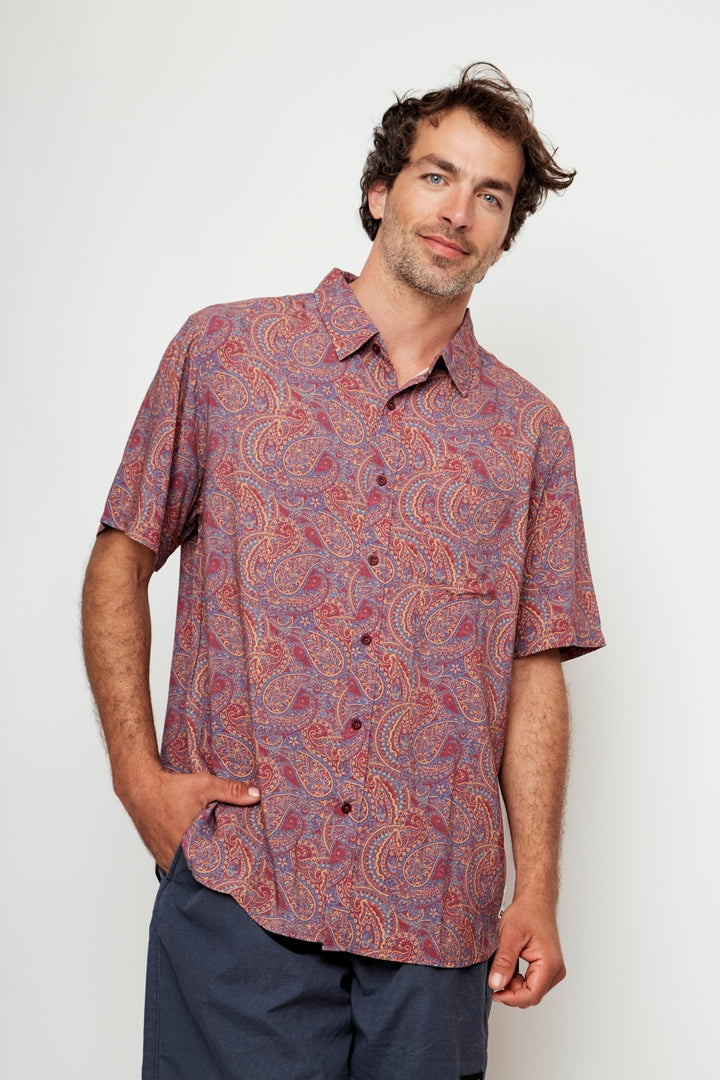 Guayabera Mero Paisley Burdeo Hombre ECOVERO™