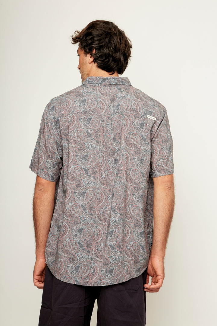 Guayabera Mero Paisley Azul Rosado Hombre ECOVERO™