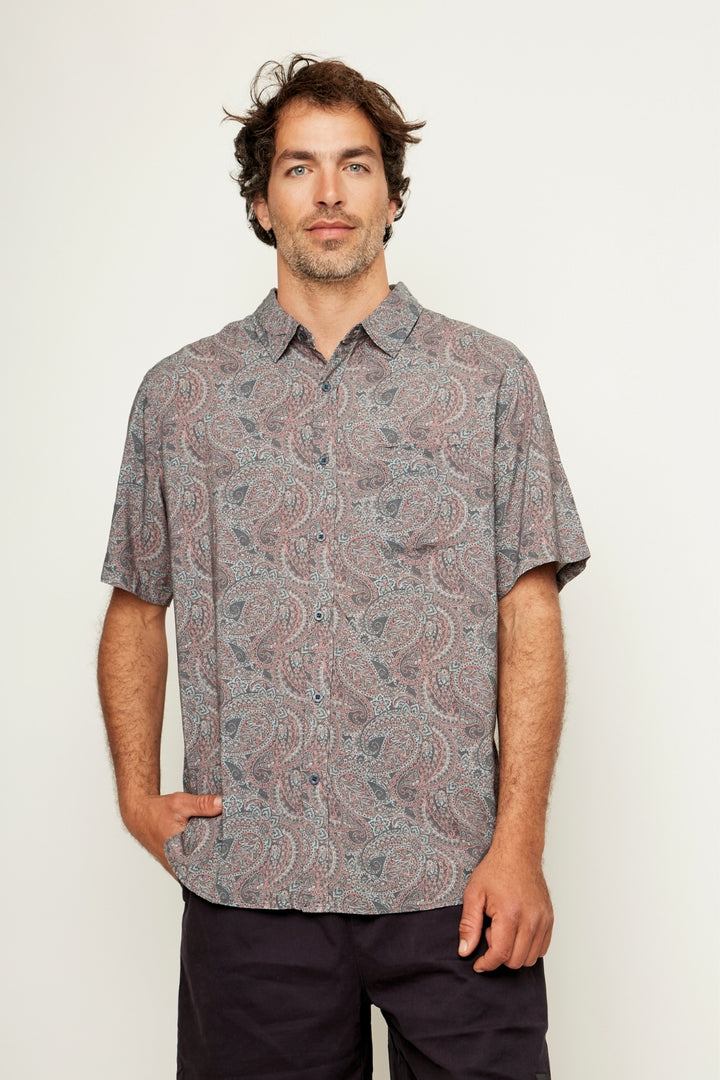 Guayabera Mero Paisley Azul Rosado Hombre ECOVERO™