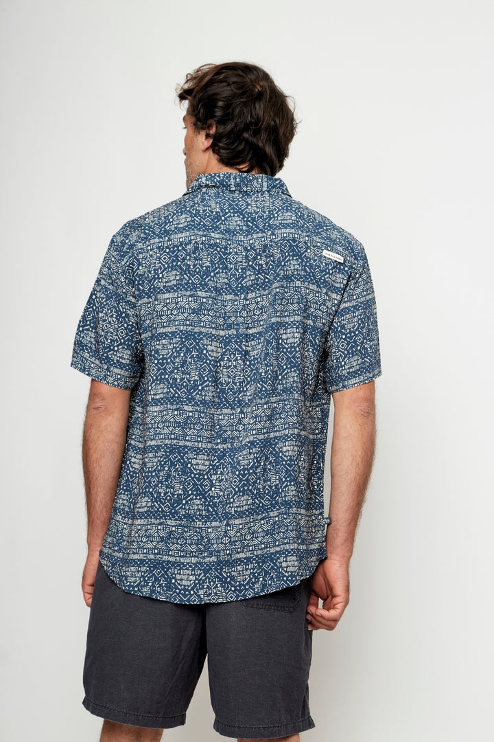 Guayabera Mero Tribal Azul Crudo Hombre ECOVERO™