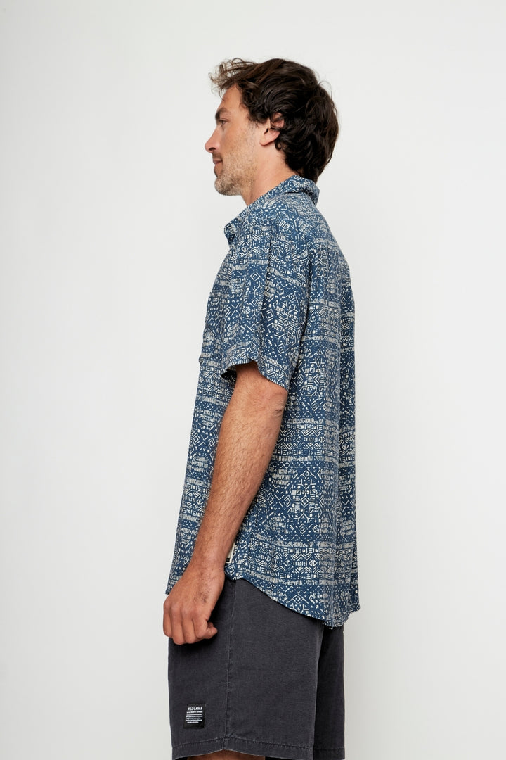 Guayabera Mero Tribal Azul Crudo Hombre ECOVERO™