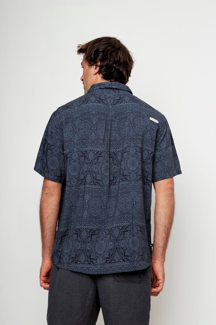 Guayabera Mero Tribal Azul Hombre ECOVERO™