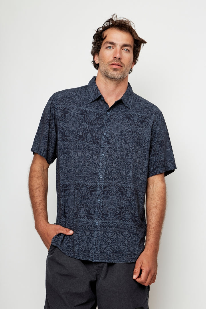 Guayabera Mero Tribal Azul Hombre ECOVERO™