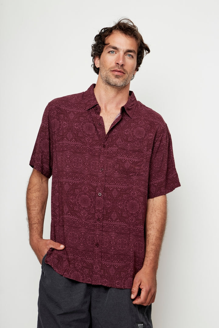 Guayabera Mero Tribal Burdeo Hombre ECOVERO™