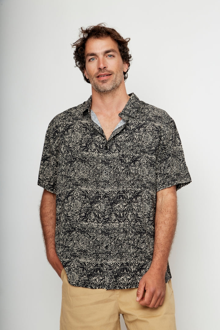 Guayabera Mero Tribal Negro Hombre ECOVERO™