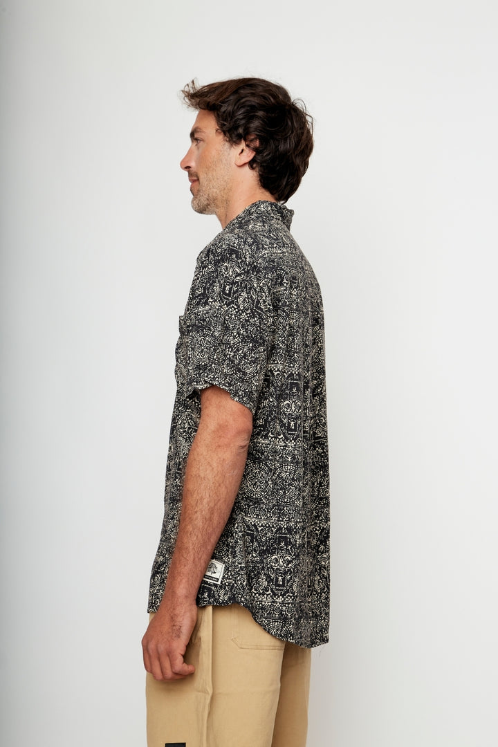 Guayabera Mero Tribal Negro Hombre ECOVERO™