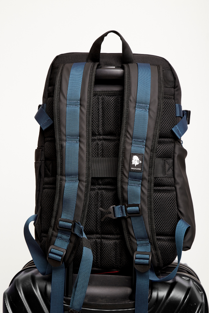 Mochila Travel Nera Reciclada Negra y Azul 26 Lts.