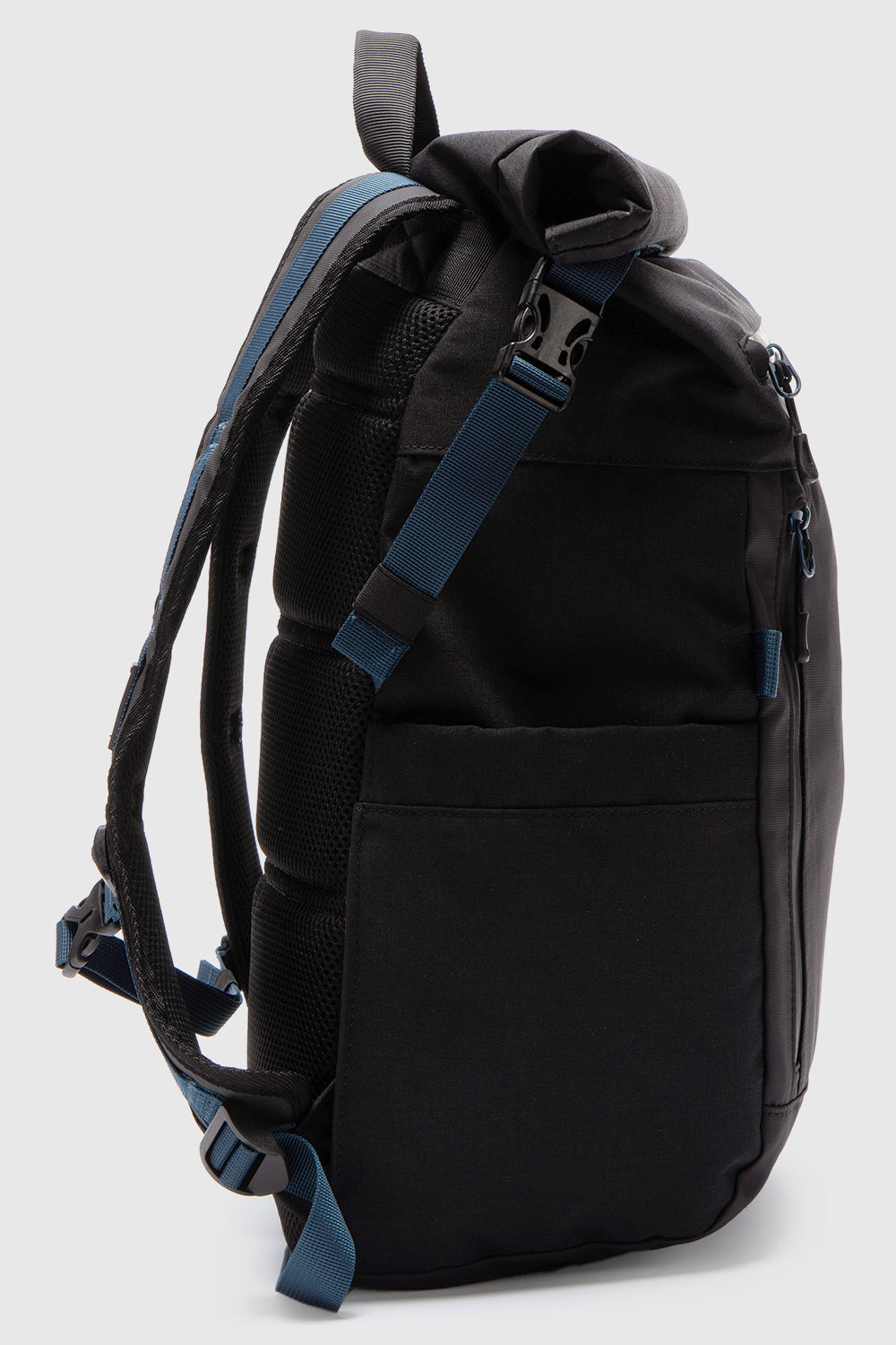 Mochila Travel Oca Reciclada Negra y Azul 27 Lts.